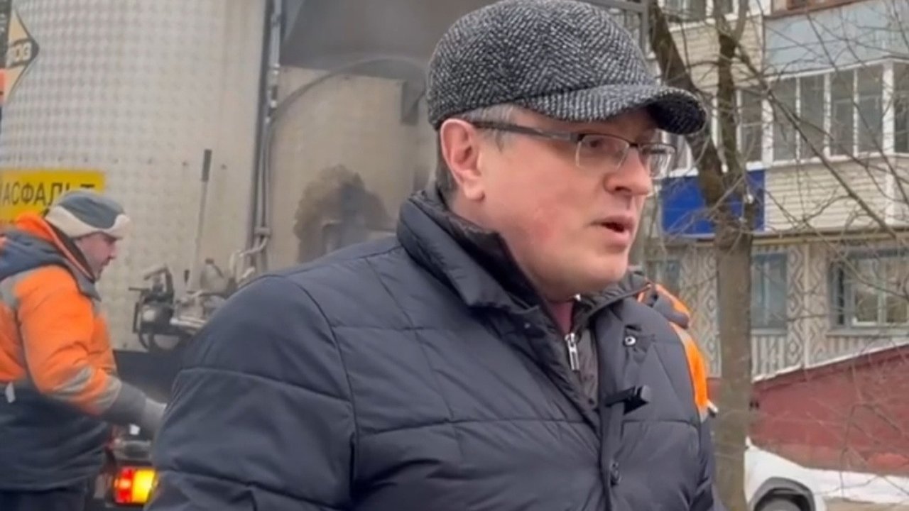 Главная картинка новости: Мэр Калуги доказал, что укладка асфальта в снег — это реально