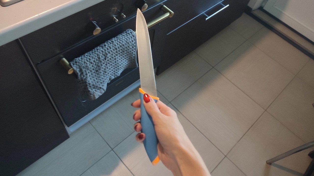 Главная картинка новости: Калужанка ударила возлюбленного ножом в спину