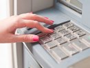 Всех, кто платит картой и снимает наличку с банкомата, огорчили новшеством в марте