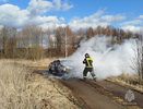 Калужские спасатели тушили автомобиль в поле