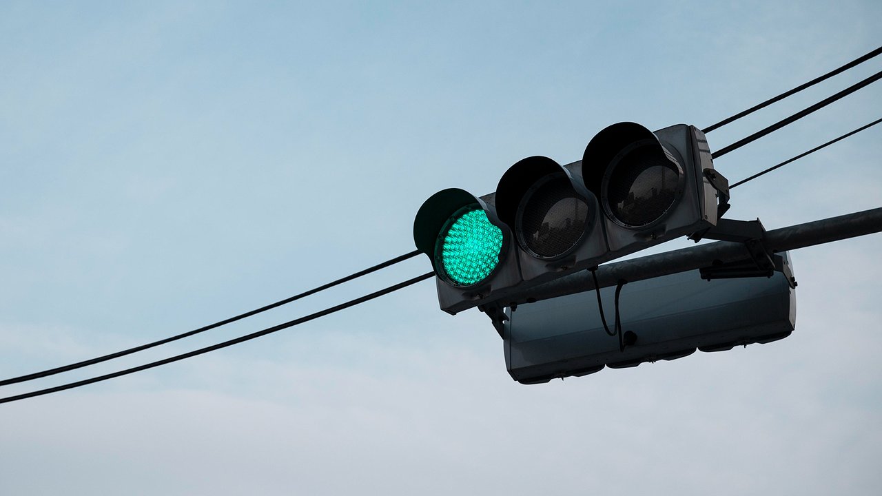 Главная картинка новости: Теперь начнут штрафовать на зеленом сигнале светофора: внезапное наказание для водителей РФ