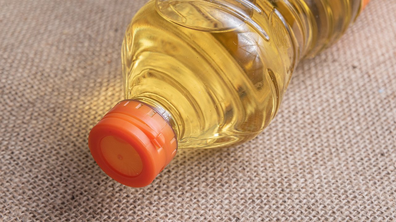 Главная картинка новости: Берите по 3 бутылки: в Роскачестве назвали лучшие бренды подсолнечного масла для блинов