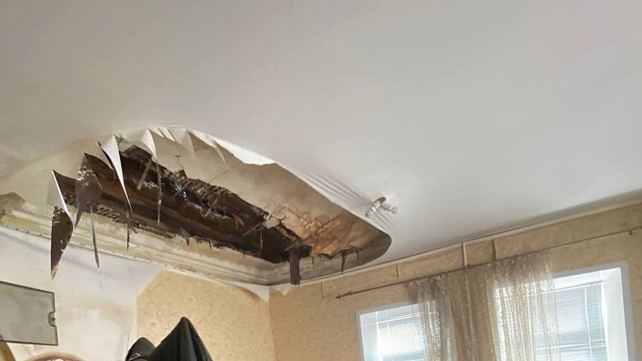 Главная картинка новости: Прокуратура проводит проверку после обрушения потолка в жилом доме Калуги