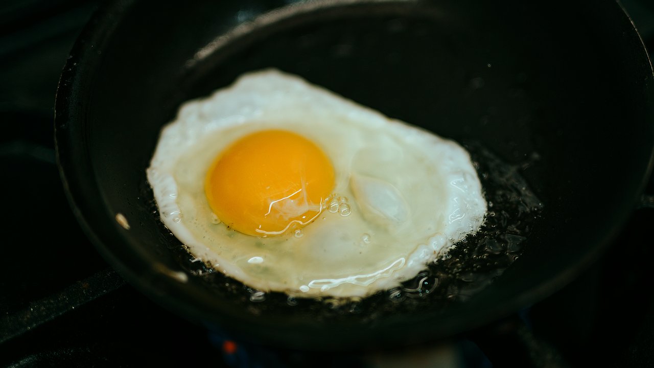 Главная картинка новости: Жарить яичницу на подсолнечном масле нельзя - и вот почему