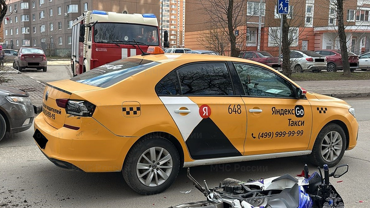 Главная картинка новости: Человек пострадал в ДТП с такси и мотоциклом