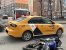 Человек пострадал в ДТП с такси и мотоциклом