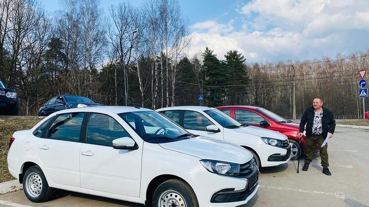 Главная картинка новости: Пострадавшим на производстве калужанам вручили отечественные автомобили