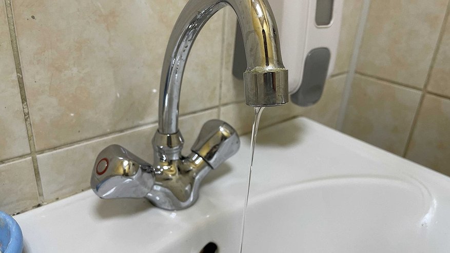 Главная картинка новости: Уходя из дома, всегда заливаю подсолнечное масло в раковину - результат потрясающий