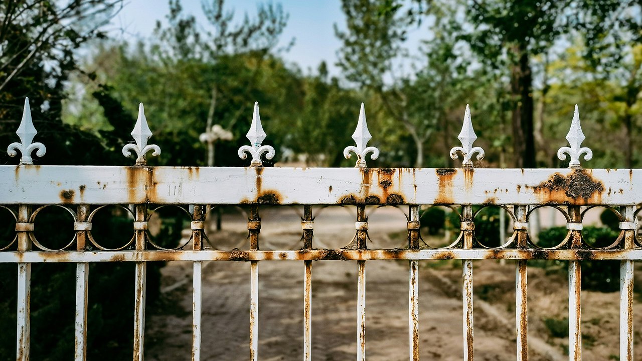 Главная картинка новости: В Германии металл обрабатывают только так: забор не ржавеет совсем – покраска не нужна