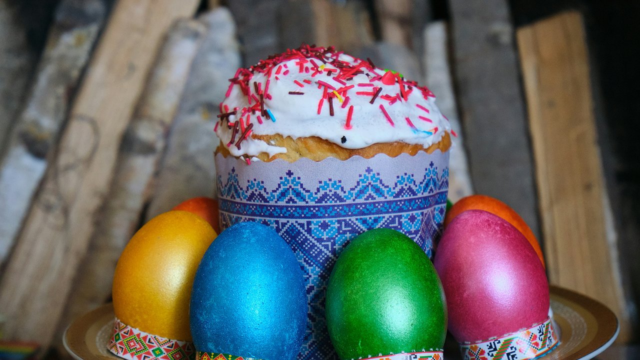 Главная картинка новости: Смешиваем 3 продукта — получаем необычную глазурь для куличей на Пасху: плотная и вязкая