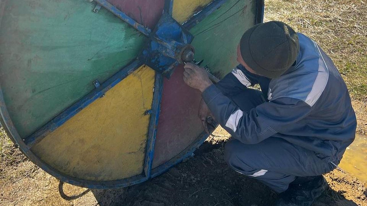 Главная картинка новости: В Калужской области проверили состояние детских площадок и устранили опасные конструкции