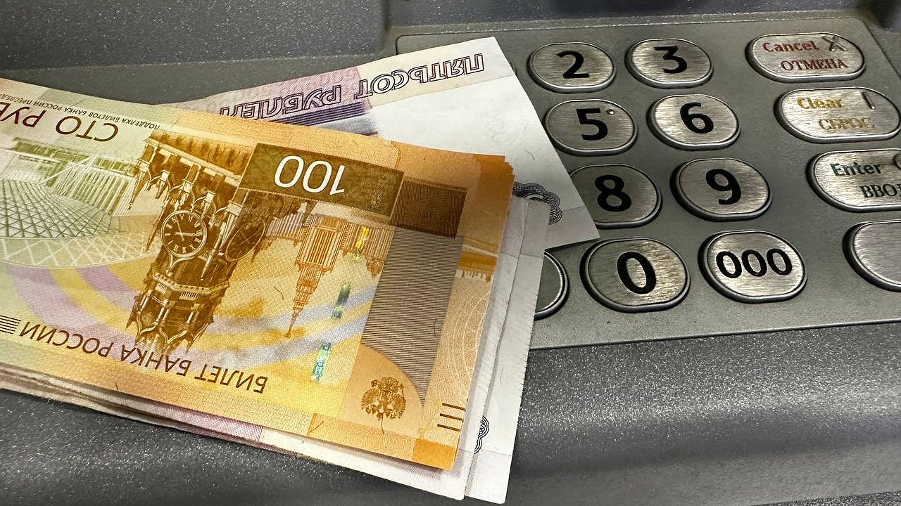 Главная картинка новости: Налоги за переводы денег с карты на карту: кто заплатит 13% с каждой полученной суммы