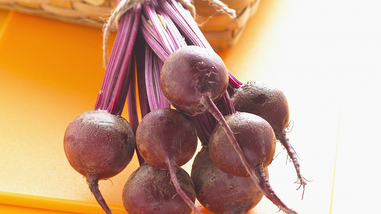 Главная картинка новости: 1 ложка на ведро — и свекла слаще сахара: лучшая подкормка для крупных и сочных корнеплодов