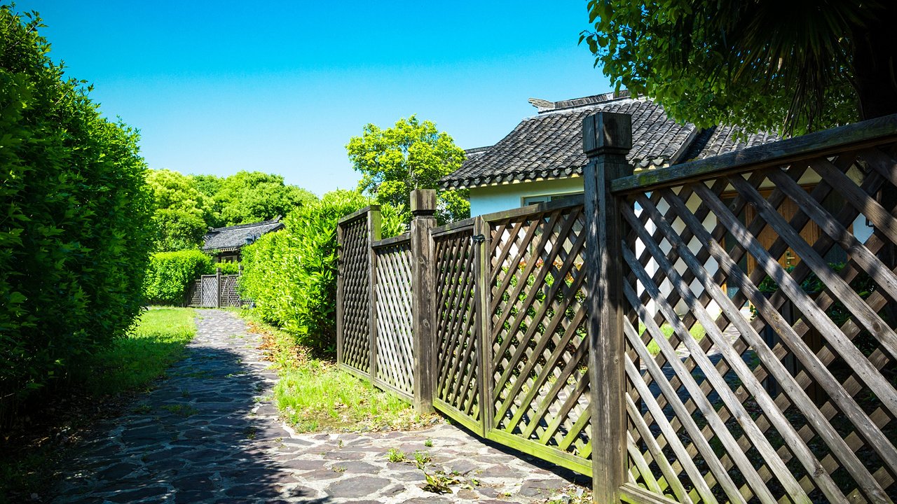 Главная картинка новости: С 6 мая полностью будет запрещена установка заборов на даче: придется убрать