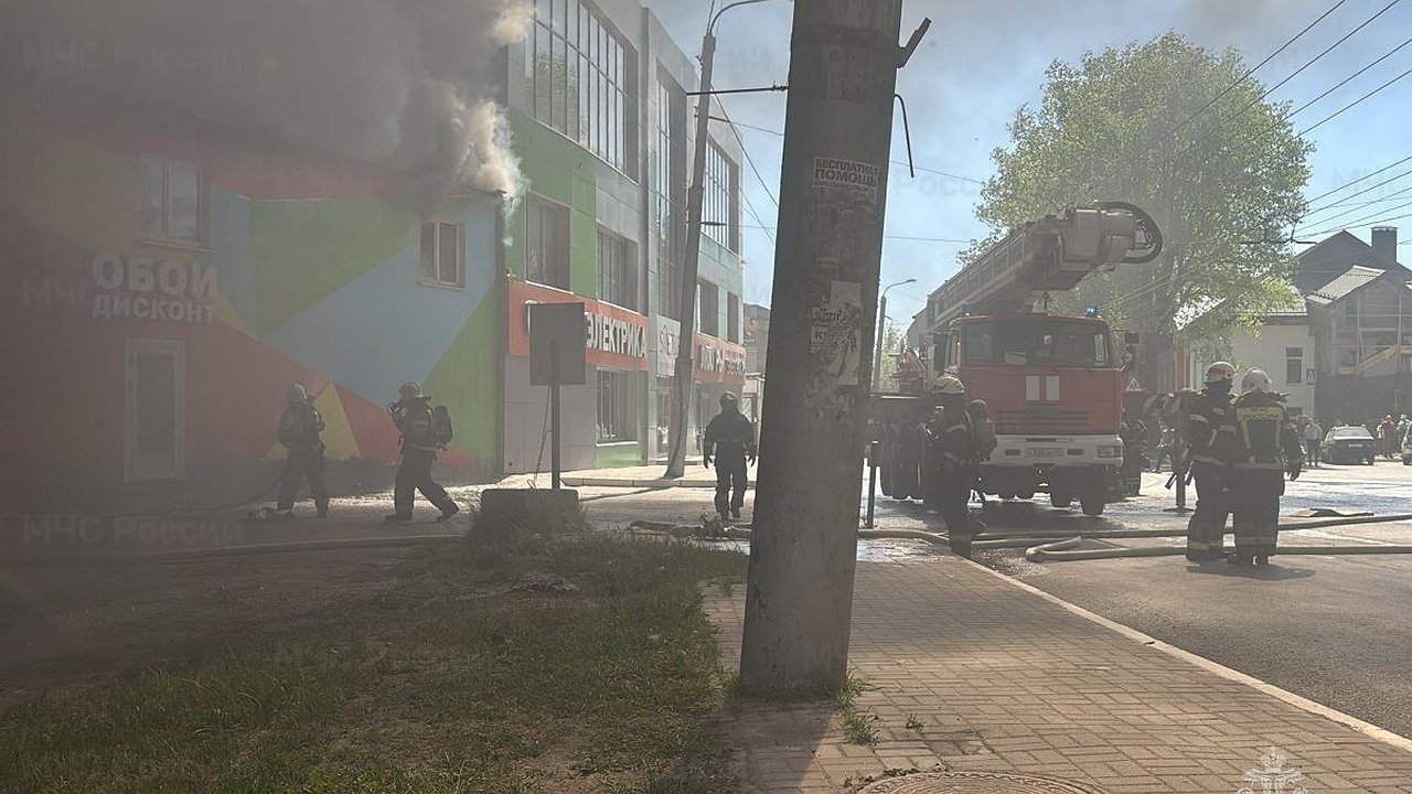 Главная картинка новости: Крупный пожар уничтожил строительный магазин в Калуге