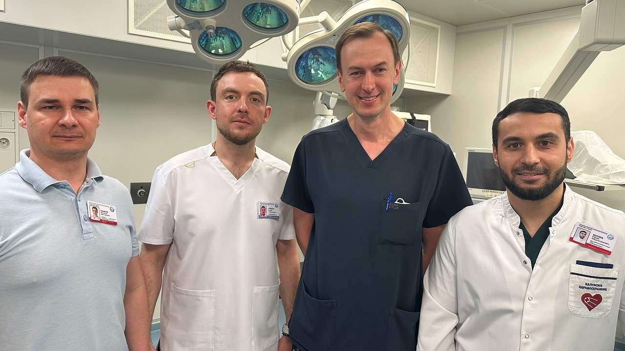 Главная картинка новости: Калужские хирурги провели уникальную операцию, спасая пациента с редкой патологией