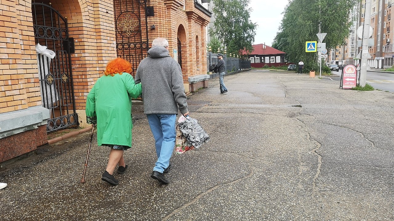 Главная картинка новости: Пожилым нужно срочно обратиться в соцзащиту за выплатой. Деньги уже выдают