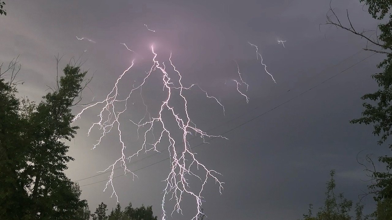 Главная картинка новости: Калужскую область накроют дожди и грозы 12 июня