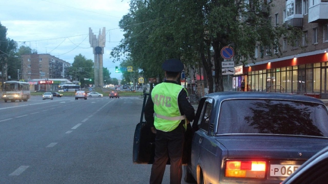 Главная картинка новости: ГАИ стала массово штрафовать владельцев машин старше 15 лет: причины ужесточения контроля и кто попадает в зону риска