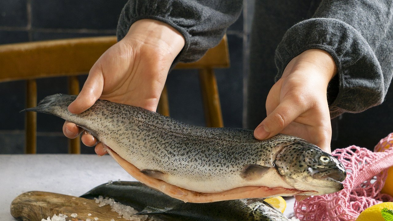 Главная картинка новости: Не нож и не скребок: Как мастера чистят рыбу от чешуи за считанные секунды — запомните раз и навсегда