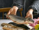 Не нож и не скребок: Как мастера чистят рыбу от чешуи за считанные секунды — запомните раз и навсегда