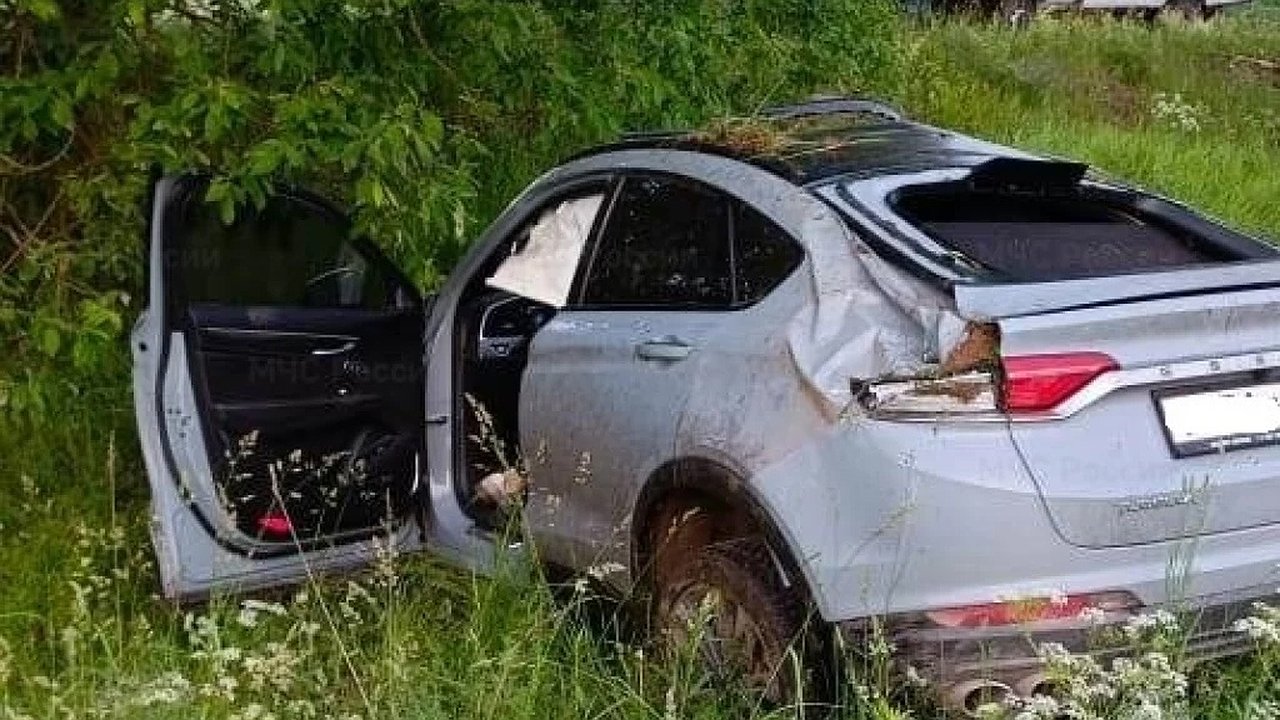 Главная картинка новости: В Калужской области автомобиль съехал в кювет: водитель пострадал