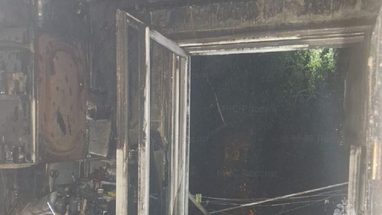 Главная картинка новости: Ночной пожар в Калуге: женщина пострадала из-за неосторожного обращения с огнём