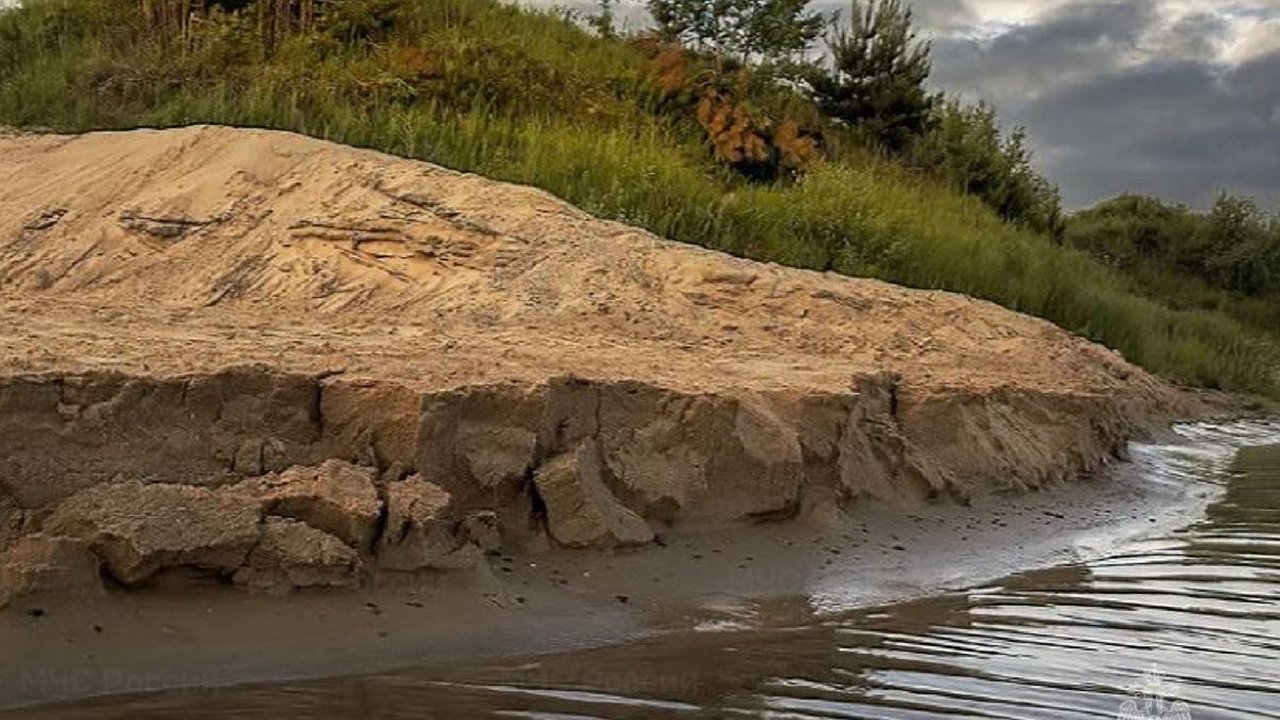 Главная картинка новости: Водолазы извлекли тело мужчины из Оки в Калужской области