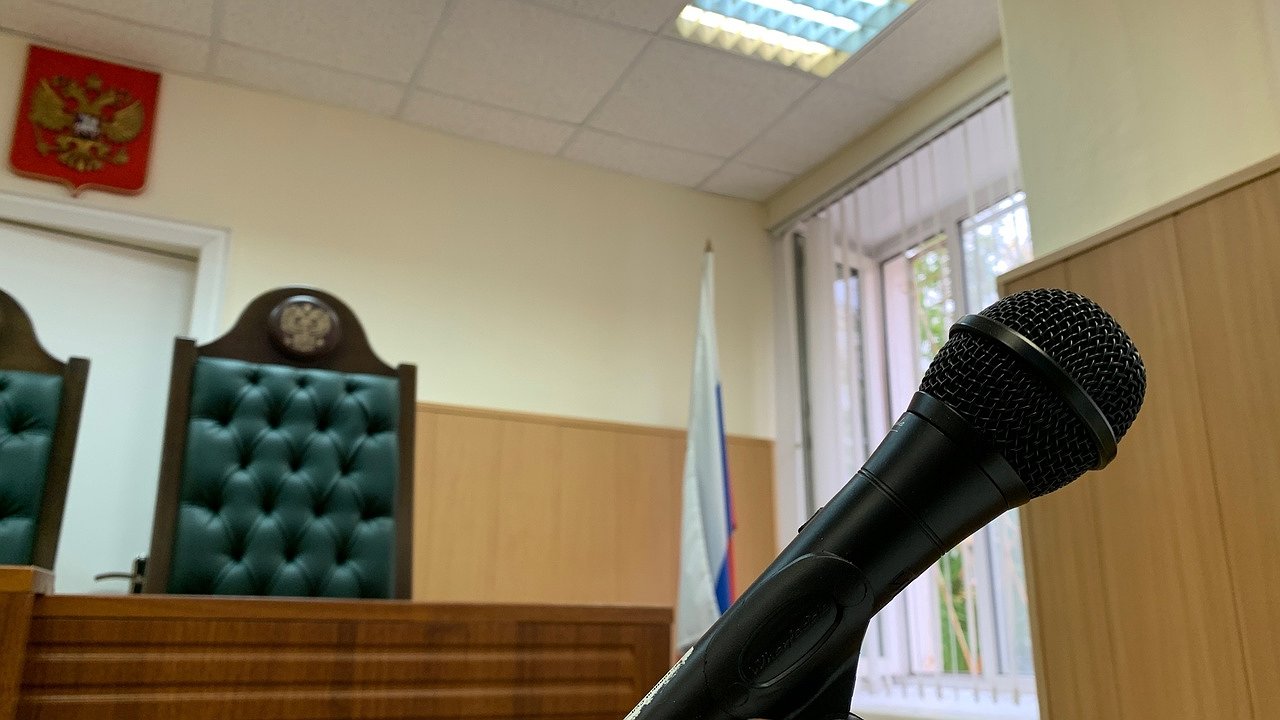 Главная картинка новости: В Калуге судебные приставы заставили убрать незаконный шлагбаум во дворе