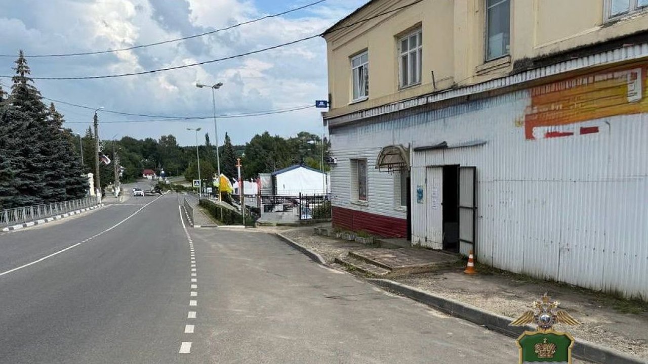 Главная картинка новости: В Калужской области пенсионер на электросамокате врезался в магазин
