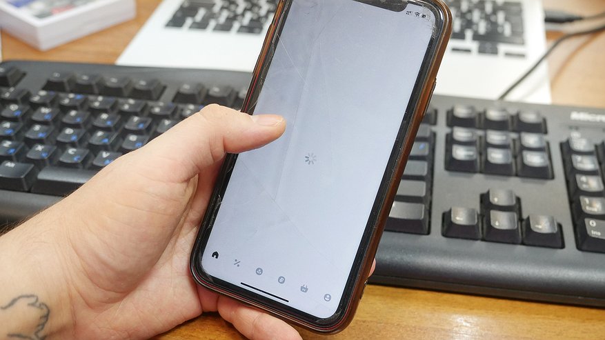 Главная картинка новости: Можно ли пользоваться смартфоном, когда он стоит на зарядке - запомните навсегда