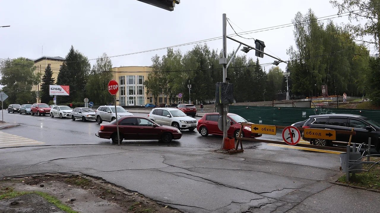 Главная картинка новости: ГИБДД отвечает: как поступить, если вы уже пересекли стоп-линию и загорелся красный сигнал на светофоре