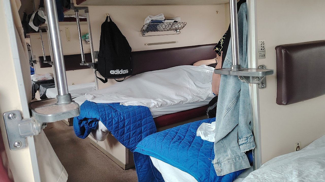 Главная картинка новости: Когда правила писали те, кто на поездах не ездит. Как теперь пассажиры сверху «теснят» нижних и игнорируют правила