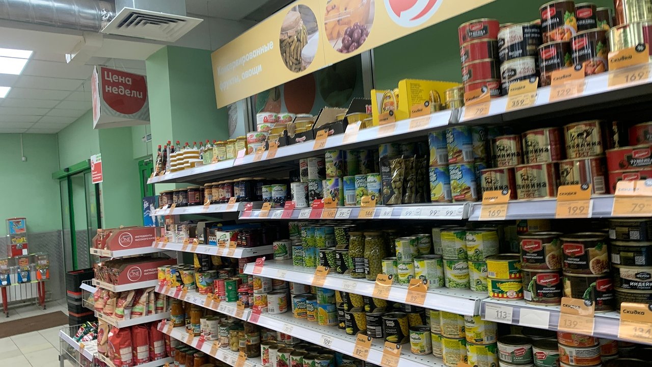 Главная картинка новости: Дочь, технолог пищевой промышленности, поделилась, чем отличаются консервы из "Светофора" от таких же в других супермаркетах