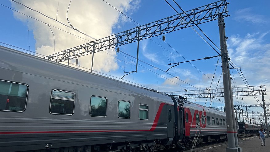 Главная картинка новости: Попутчики мне не оставили места поесть внизу, а потом долго сидели в тишине и делали вид, что все нормально