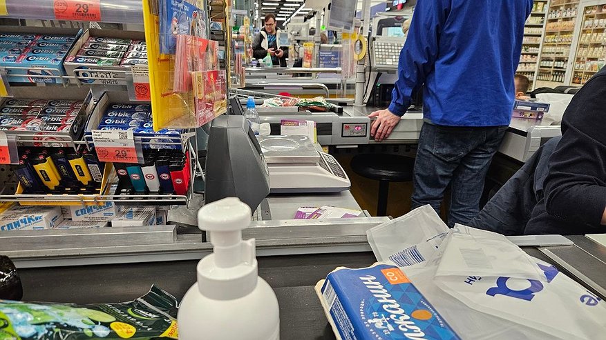 Главная картинка новости: Почему продавцы в "Пятёрочке" и "Магните" спрашивают: "Вам нужен чек?" и чем это может грозить покупателям