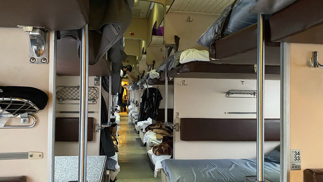 Главная картинка новости: Гениальное решение: как поступил мужчина, которого попросили уступить нижнюю боковую полку