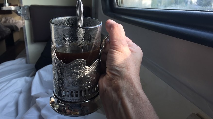 Главная картинка новости: Люди сдают билеты - отпуск отменен: как изменились правила перевозки в поездах РЖД