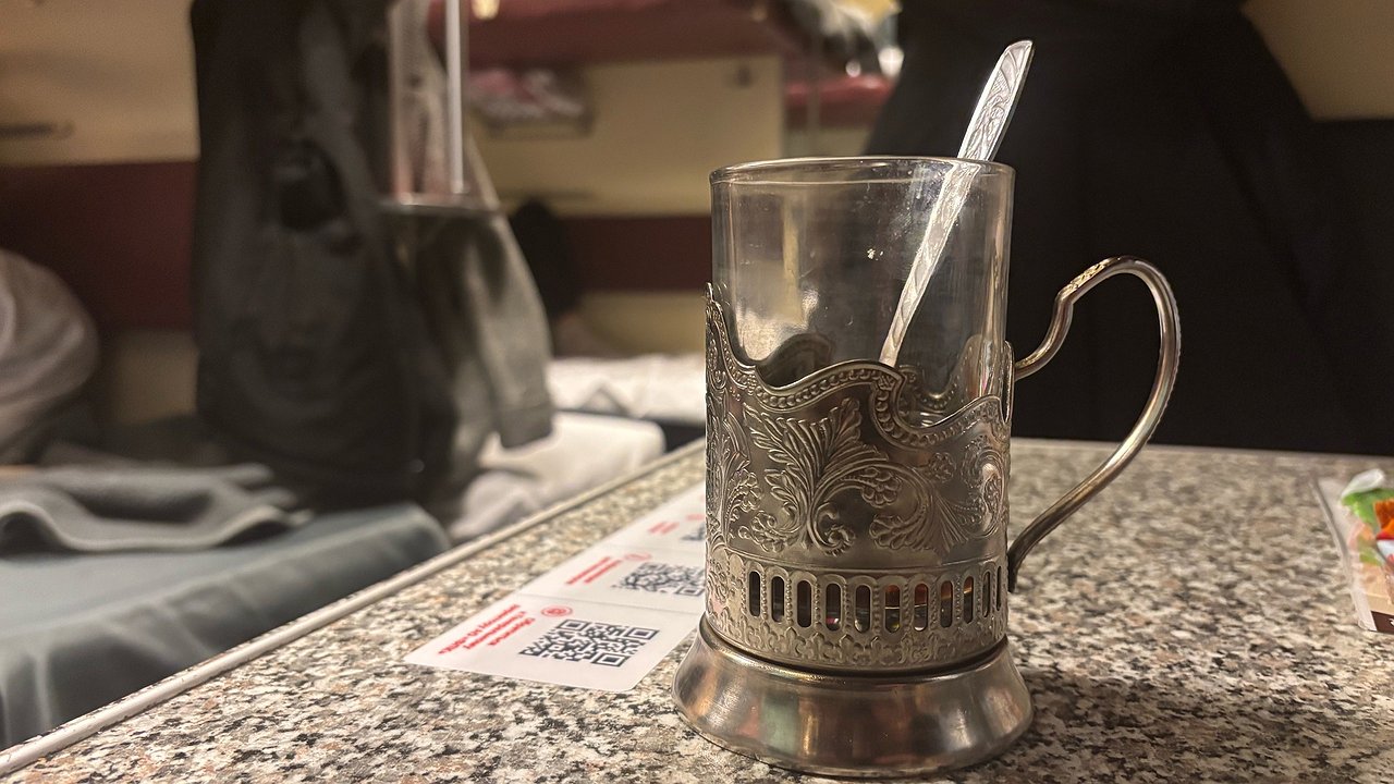 Главная картинка новости: Что ответила молодая женщина, когда бабушка её попросила уступить нижнюю полку - и почему проводница была на её стороне