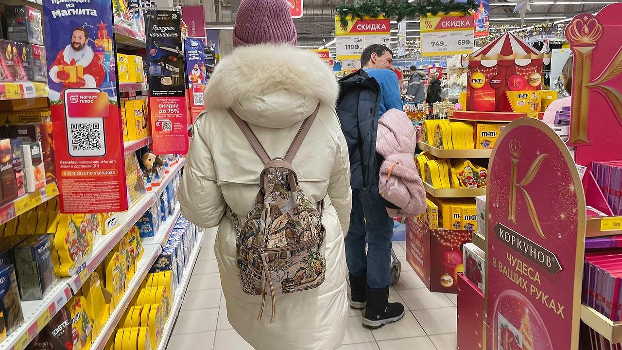 Главная картинка новости: В Магните замечено. Народ точно дошёл до ручки и до точки. Сказился. В магазинах уже начал банки открывать