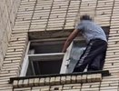В Калужской области полицейские вызволили мужчину, который 15 часов стоял на отливе окна