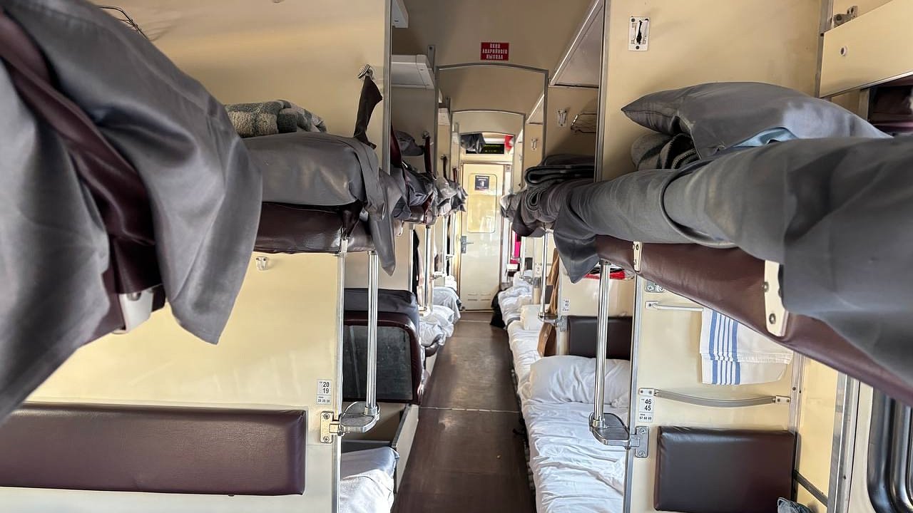 Главная картинка новости: Что делать, если попутчик в поезде устраивает публичное переодевание