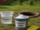 Залейте ведро каустика — и выгребная яма долго не переполняется: как работает средство и какие есть риски