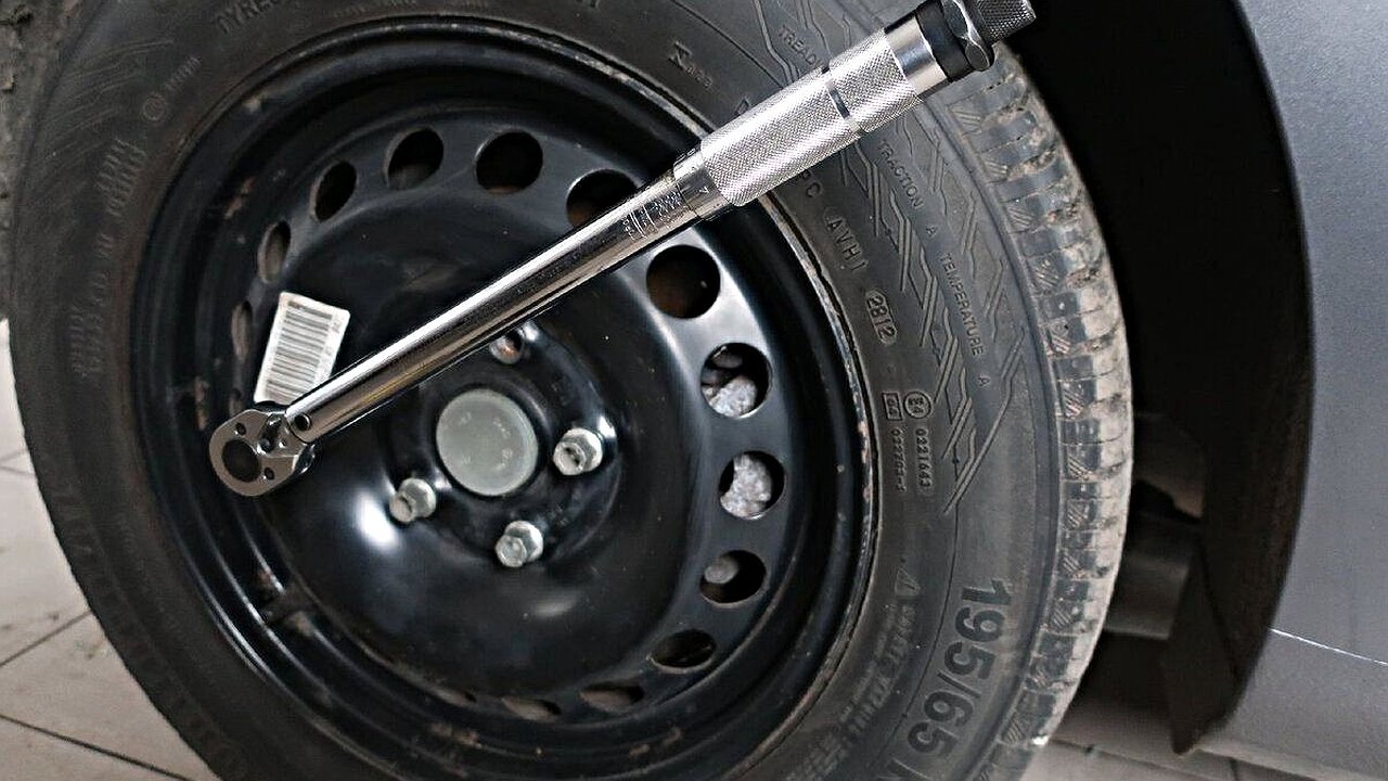 Главная картинка новости: Чем смазывать колёсные болты, чтобы они легко откручивались?