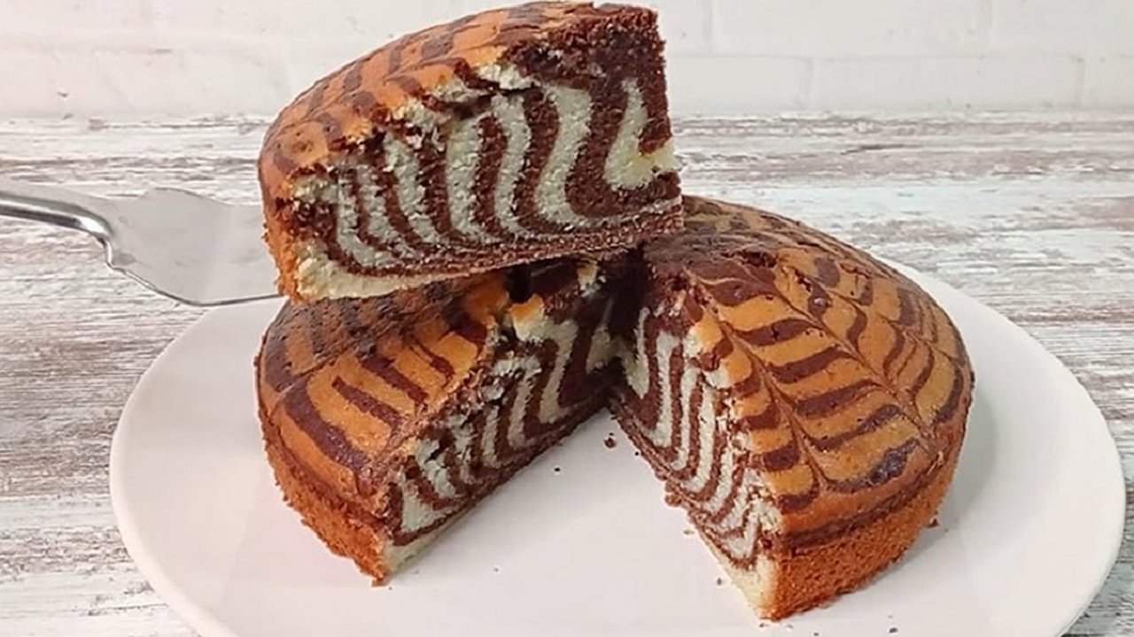 Главная картинка новости: Готовим «Зебру» на кефире – классический пирог из детства