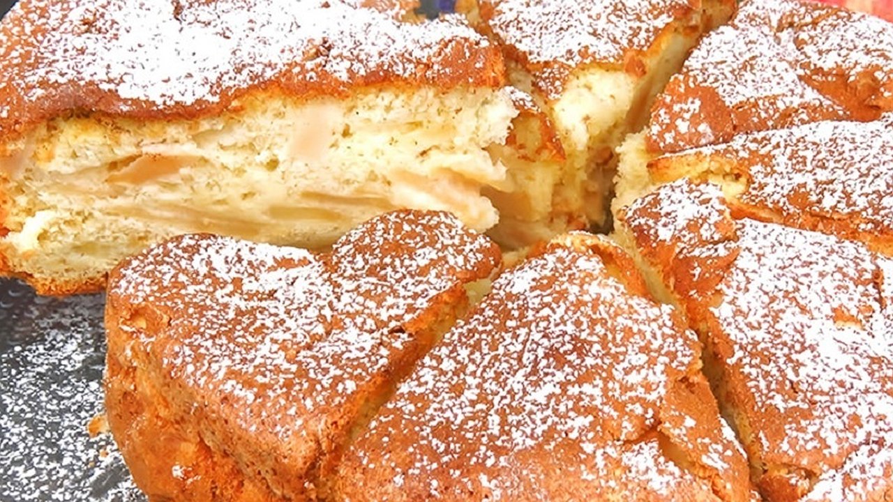 Главная картинка новости: Королевская шарлотка: печем яблочный пирог, тающий во рту