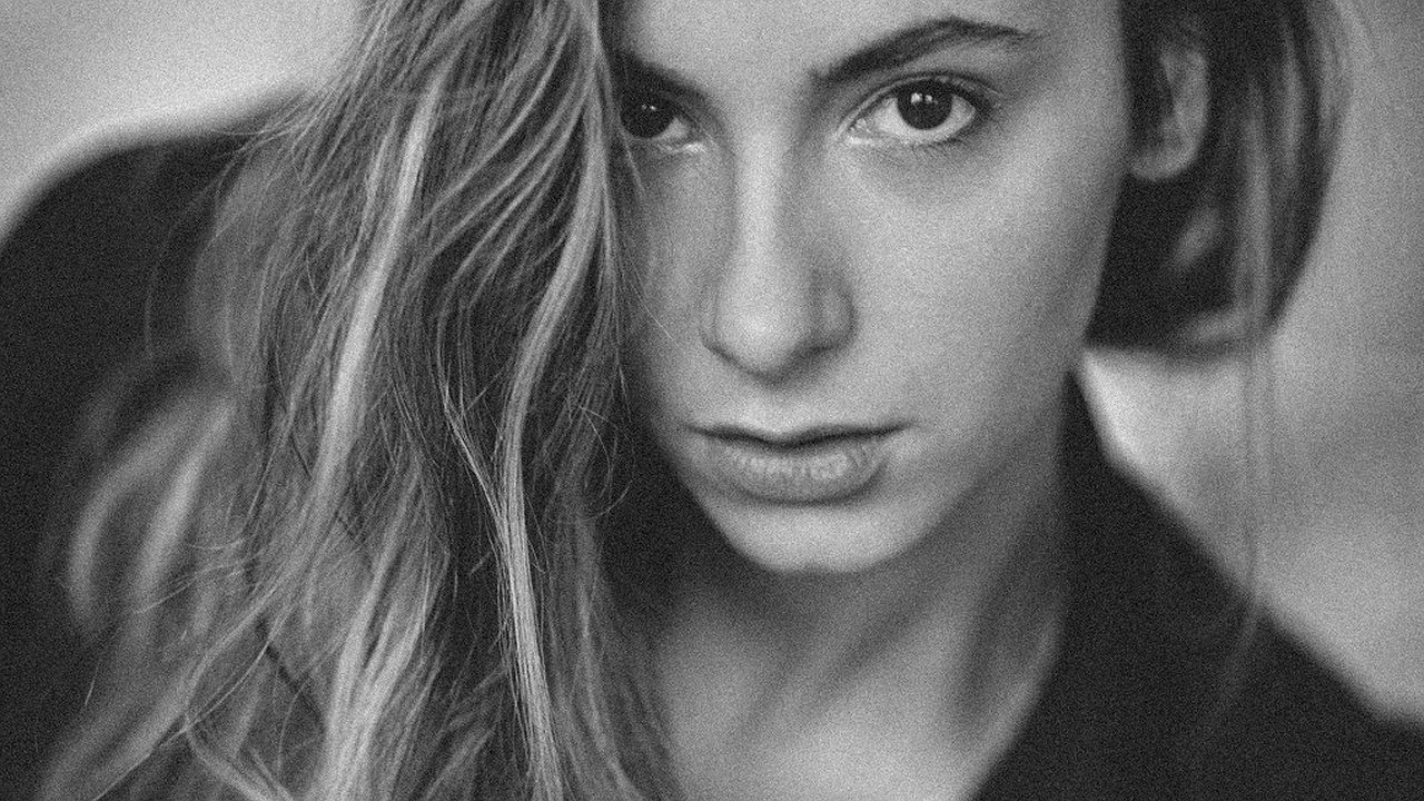 Главная картинка новости: Невозможно. Внешний вид не отражает историю любви — это миф из соцсетей. Усталость, стиль или макияж зависят от стресса, возраста, привычек, а не от "настоящей любви". Судить так — ошибка: многие счастливые в любви выглядят "устало", а одиночки сияют.