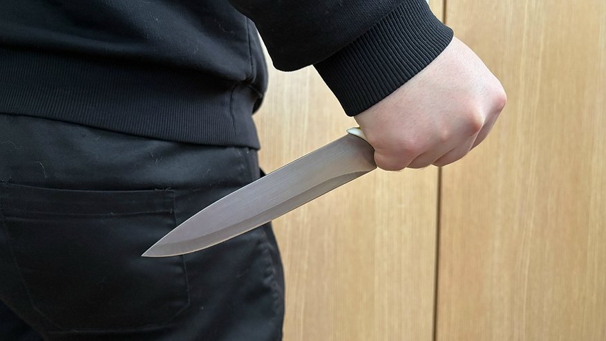 Главная картинка новости: В Калуге молодой человек напал с ножом на отца своей возлюбленной