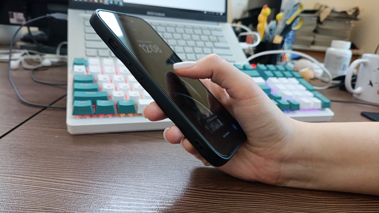 Главная картинка новости: Калужанка присвоила забытый телефон за 95 тысяч рублей