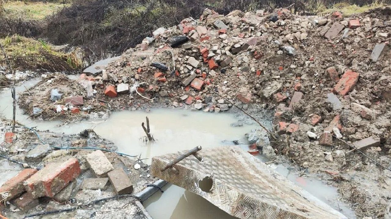 Главная картинка новости: Ущерб 130 тысяч рублей: в Калужской области сотрудник водоканала ответит за загрязнение реки и гибель рыбы